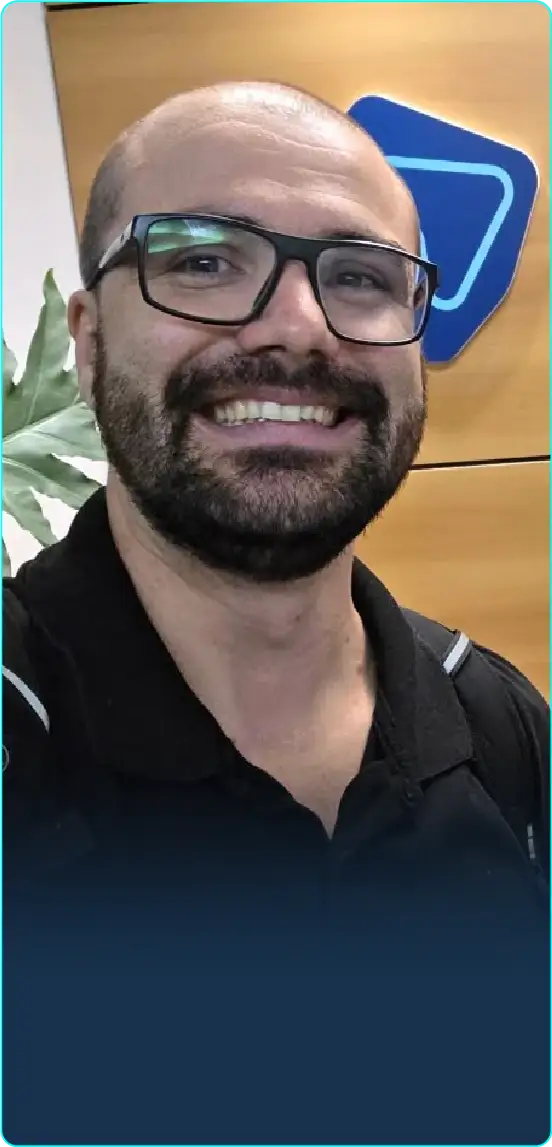 Warlley, da TecPar, sorrindo em uma selfie na empresa