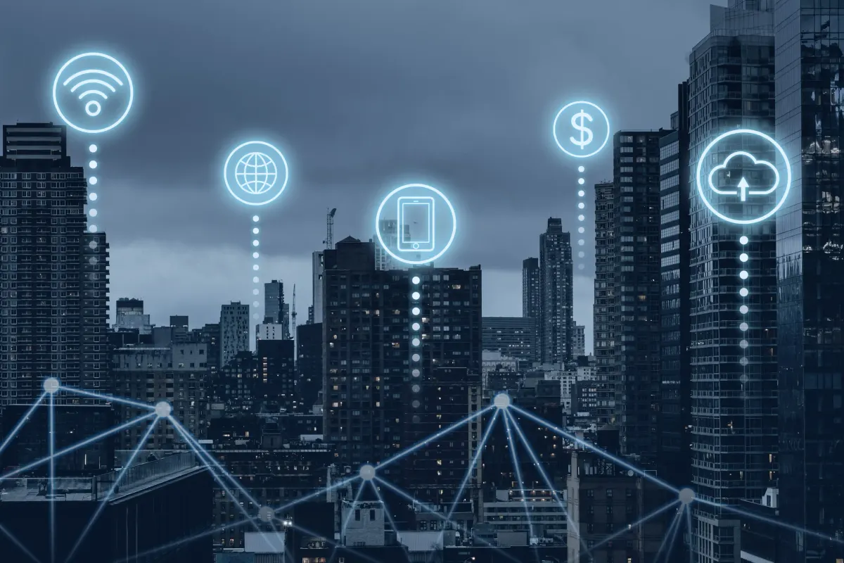 Ícones de Wi-Fi, internet, celular, pagamento e nuvem conectados sobre os prédios de uma cidade