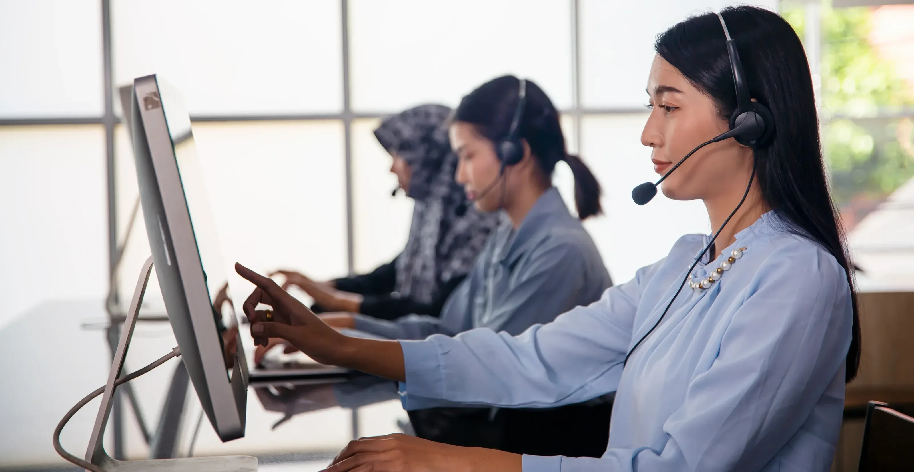 Hubsoft support agent wearing a headset